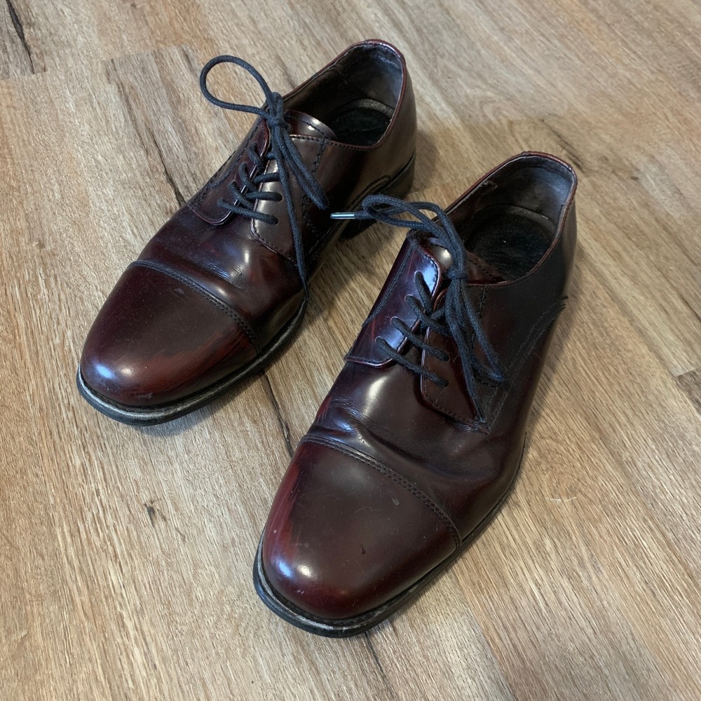 Johnston & Murphy Atchison cap toe dress shoes in a burgundy leather - size 8.5